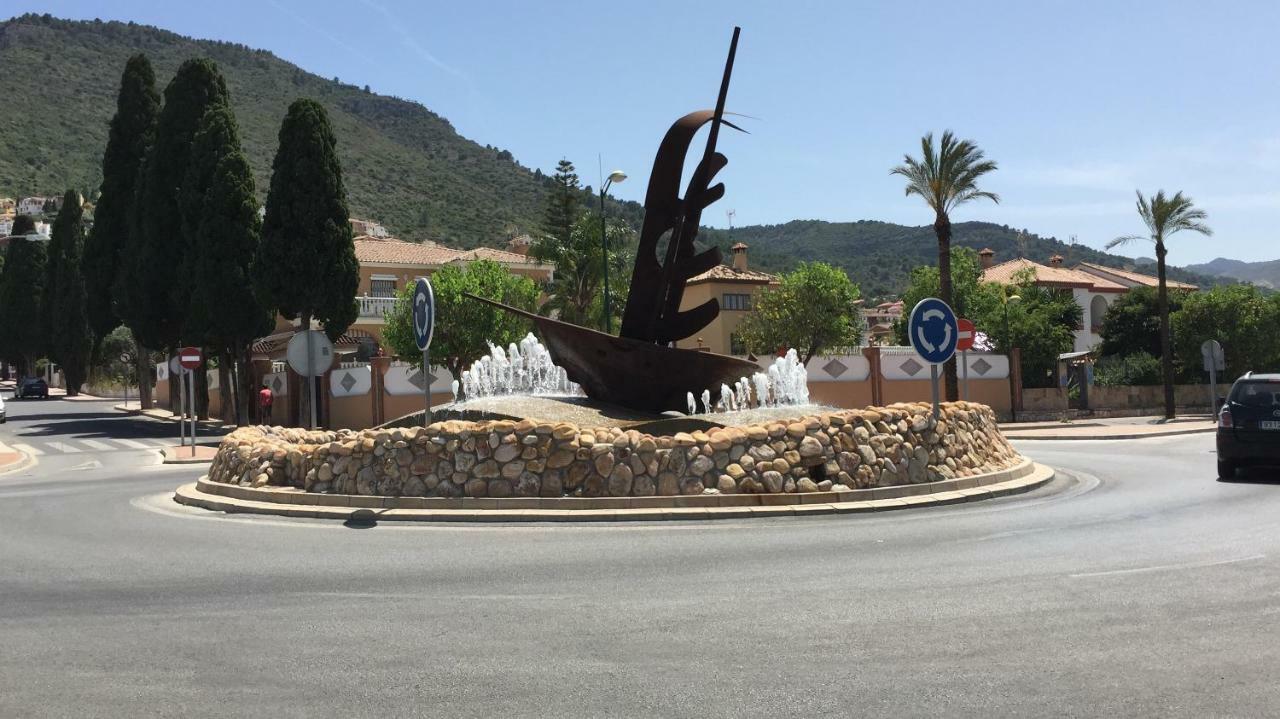 Con Barbacoa, Chimenea Y Piscina En Alhaurín de la Torre